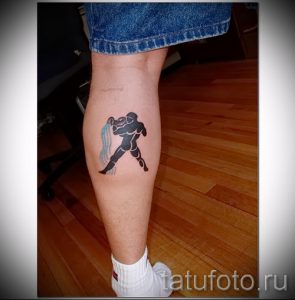 тату символ водолея на икре у мужчины - фото