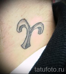 Aries tatouage sur son cou - une photo du tatouage fini 02082016 2010 tatufoto.ru