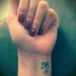 Aries tatouage sur son poignet - une photo du tatouage fini 02082016 1011 tatufoto.ru