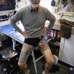 Старик с классными татуировками - фото