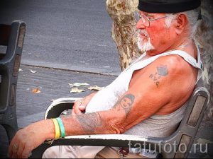 Es sieht aus wie eine Tätowierung in seinem Alter - ein Beispiel für ein Foto 01082016 6