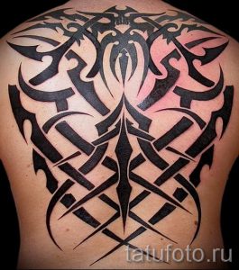 Foto - Tribal Tattoo auf dem Rücken - ein Beispiel für einen Artikel über die Bedeutung der 1006 tatufoto.ru