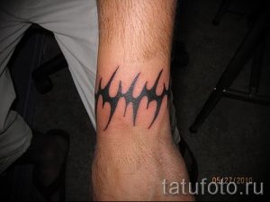 Foto - Tribal Tattoo auf ihrem Handgelenk - ein Beispiel für einen Artikel über die Bedeutung der 1007 tatufoto.ru