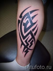 Foto - Tribal Tattoo auf seinem Bein - ein Beispiel für einen Artikel über die Bedeutung der 1010 tatufoto.ru