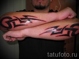 Foto - Tribal Tattoo auf seinem Unterarm - ein Beispiel für einen Artikel über die Bedeutung der 1011 tatufoto.ru