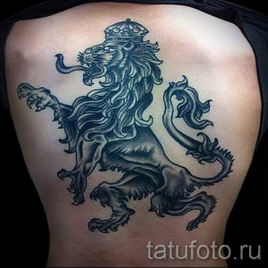 крутая татуировка с гербовым львом на всю спину - фото пример 1