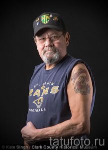 It looks like a tattoo in his old age - an example of a photo 01082016 11