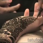 Malerei mehendi an den Händen - Foto temporäre Henna-Tattoo 1010 tatufoto.ru