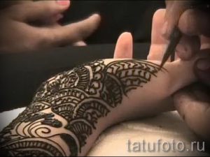 Malerei mehendi an den Händen - Foto temporäre Henna-Tattoo 1010 tatufoto.ru
