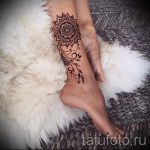 Mehendi sur sa jambe sous la forme d'un bracelet - options pour tatouage au henné temporaire sur 05082016 1093 tatufoto.ru