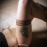 Mehendi sur sa jarretière de jambe - options pour tatouage au henné temporaire sur 05082016 2096 tatufoto.ru