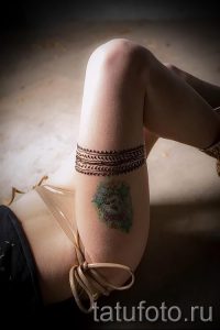 Mehendi sur sa jarretière de jambe - options pour tatouage au henné temporaire sur 05082016 2096 tatufoto.ru