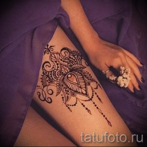 Mehendi sur sa jarretière de jambe - options pour tatouage au henné temporaire sur 05082016 3097 tatufoto.ru