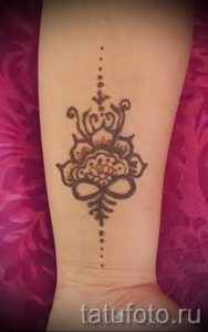 Mehendi sur sa main la couronne - une photo de tatouage au henné temporaire 1160 tatufoto.ru