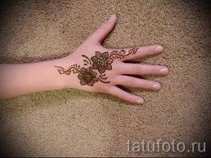 Mehendi sur son bras un enfant - une photo de tatouage au henné temporaire 1168 tatufoto.ru