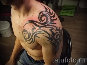 Photo - tatouage tribal sur l'épaule des hommes - un exemple pour un article sur l'importance de 1017 tatufoto.ru