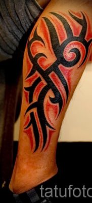 Photo — tatouage tribal sur sa jambe — un exemple pour un article sur l’importance de 1018 tatufoto.ru