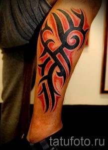 Photo - tatouage tribal sur sa jambe - un exemple pour un article sur l'importance de 1018 tatufoto.ru