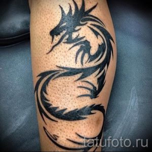 Photo - tatouage tribal sur sa jambe - un exemple pour un article sur l'importance de 2019 tatufoto.ru