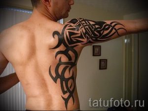 Photo - tribal tattoo on his arm - an example for an article about the importance of 1027 tatufoto.ru