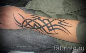 Photo - tribal tattoo on his forearm - an example for an article about the importance of 1028 tatufoto.ru