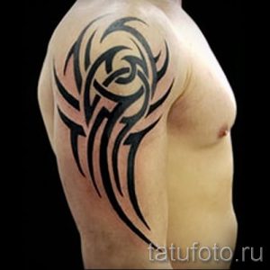 Photo - tribal tattoo on shoulder men - an example for an article about the importance of 1029 tatufoto.ru