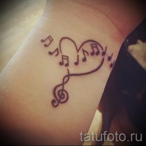 Tattoo-Musik-Noten - Fotos des fertigen Tätowierung auf 02082016 1064 tatufoto.ru