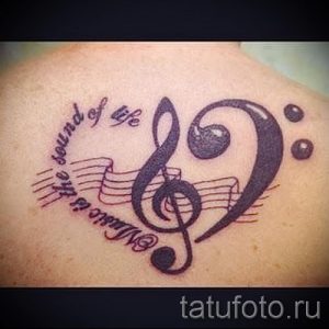 Tattoo-Musik-Noten - Fotos des fertigen Tätowierung auf 02082016 2065 tatufoto.ru