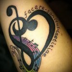 Tattoo-Noten Violinschlüssel - Fotos des fertigen Tätowierung auf 02082016 1069 tatufoto.ru