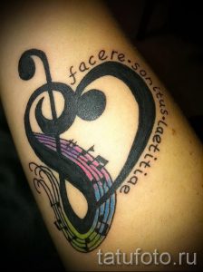 Tattoo-Noten Violinschlüssel - Fotos des fertigen Tätowierung auf 02082016 1069 tatufoto.ru