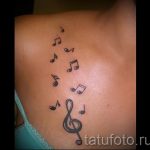 Tattoo-Noten auf dem Schlüsselbein - das Foto des fertigen Tätowierung auf 02082016 1066 tatufoto.ru