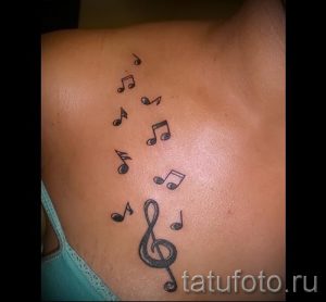 Tattoo-Noten auf dem Schlüsselbein - das Foto des fertigen Tätowierung auf 02082016 1066 tatufoto.ru