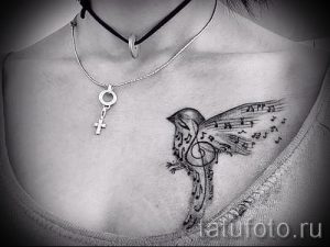 Tattoo-Noten und Violinschlüssel - ein Foto des fertigen Tätowierung auf 02082016 1067 tatufoto.ru