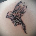 Tattoo-Noten und Violinschlüssel - ein Foto des fertigen Tätowierung auf 02082016 2068 tatufoto.ru