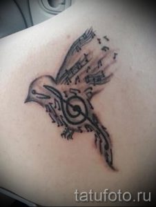 Tattoo-Noten und Violinschlüssel - ein Foto des fertigen Tätowierung auf 02082016 2068 tatufoto.ru