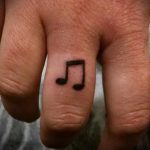 Tattoo-Notizen auf seinem Finger - ein Foto des fertigen Tätowierung 02082016 1070 tatufoto.ru