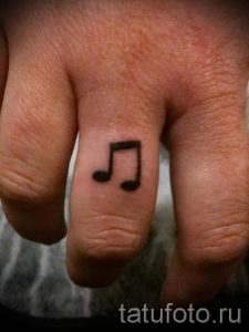 Tattoo-Notizen auf seinem Finger - ein Foto des fertigen Tätowierung 02082016 1070 tatufoto.ru
