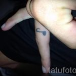 Tattoo-Notizen auf seinem Finger - ein Foto des fertigen Tätowierung 02082016 2071 tatufoto.ru