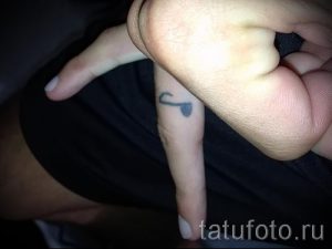 Tattoo-Notizen auf seinem Finger - ein Foto des fertigen Tätowierung 02082016 2071 tatufoto.ru