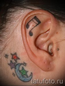 Tätowierung im Ohr bemerkt - ein Foto des fertigen Tätowierung auf 02082016 2037 tatufoto.ru