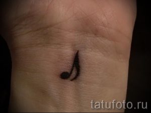 Tätowierung stellt fest an seinem Handgelenk - ein Foto des fertigen Tätowierung 02082016 2039 tatufoto.ru