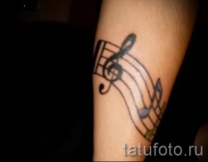 Tätowierung stellt fest in seiner Hand - ein Foto des fertigen Tätowierung 02082016 1041 tatufoto.ru