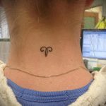 Widder Tattoo auf seinem Hals - ein Foto des fertigen Tätowierung 02082016 1054 tatufoto.ru
