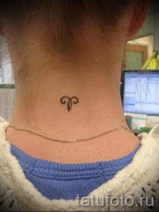 Widder Tattoo auf seinem Hals - ein Foto des fertigen Tätowierung 02082016 1054 tatufoto.ru