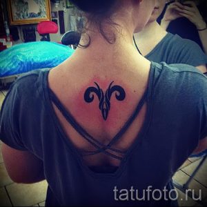 Widder Tattoo auf seinem Hals - ein Foto des fertigen Tätowierung 02082016 2055 tatufoto.ru