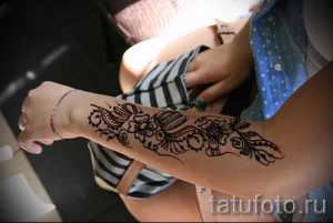 beautiful mehendi on her arm - a temporary henna tattoo photo 2003 tatufoto.ru