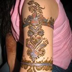 belle mehendi sur son bras - une photo de tatouage au henné temporaire 1004 tatufoto.ru