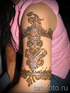 belle mehendi sur son bras - une photo de tatouage au henné temporaire 1004 tatufoto.ru