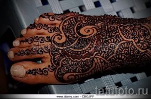 bemalt mit Henna auf den Fuß - Optionen für temporäre Henna-Tattoo auf 05082016 1003 tatufoto.ru