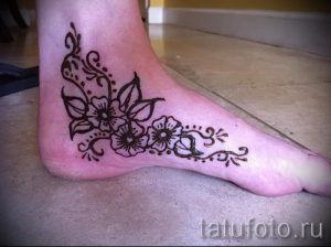 bemalt mit Henna auf den Fuß - Optionen für temporäre Henna-Tattoo auf 05082016 2004 tatufoto.ru